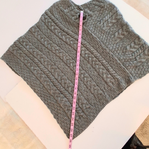 Aran Sweater Market Irish Cable Knit Wool Poncho One Size Gray Like New - Picture 8 of 9